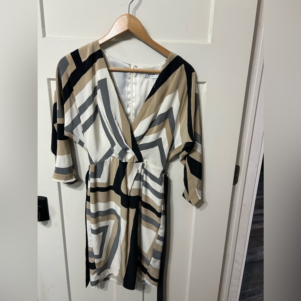 Trina Turk Geometric Print 3/4 sleeve 💯 Silk mid length Dress